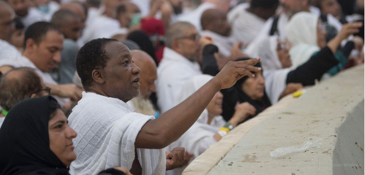 الحجاج يواصلون رمي الجمرات في أول أيام التشريق