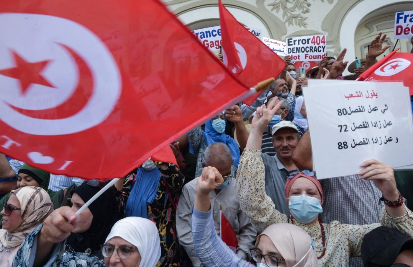 الشعب التونسي انقسم ..فمن يعيد له وحدته؟!
