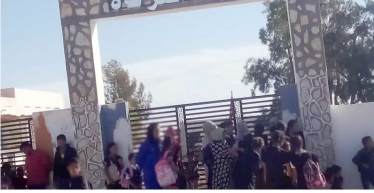 أولياء يحتجون ويمنعون أبناءهم من الالتحاق بالدراسة!!