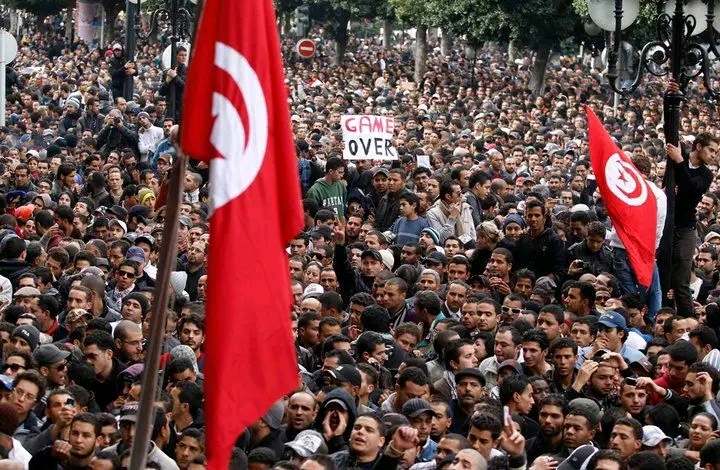 التونسيون يحيون الذكرى 14 للثورة..