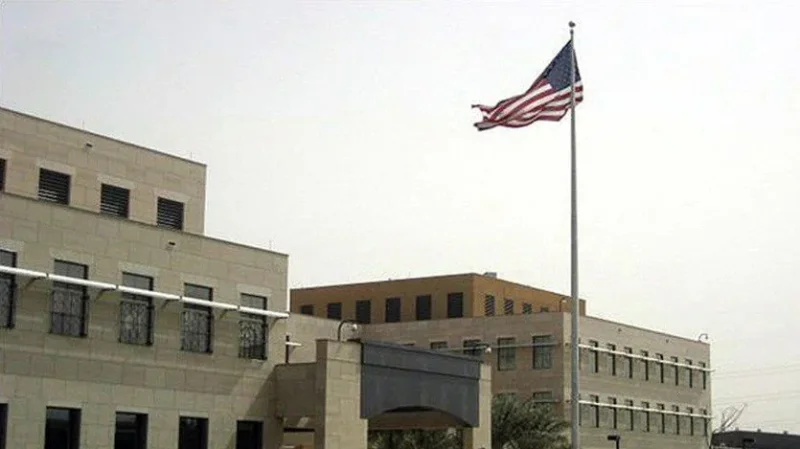 السفارة الأمريكية تعلّق خدماتها في الكويت