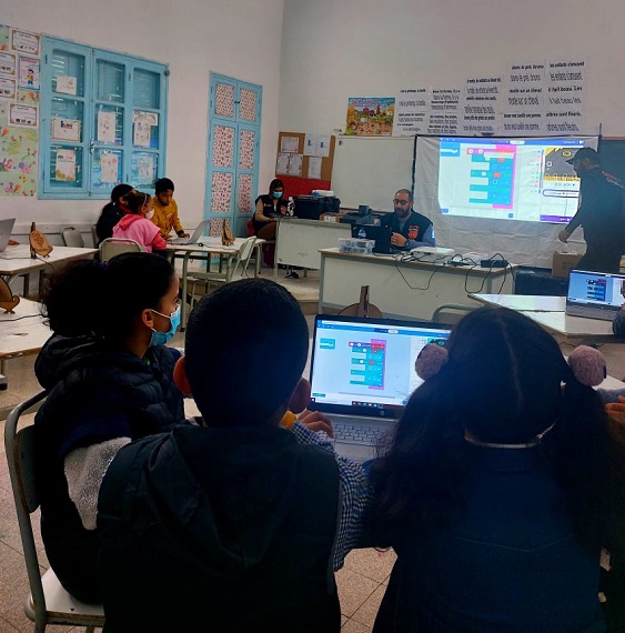 اورونج للاعمال الخيرية تشرف على تركيز برنامج التربية الرقمية بالمدرسة الإبتدائية "الجمهورية" بمعتمدية دقاش من ولاية توزر