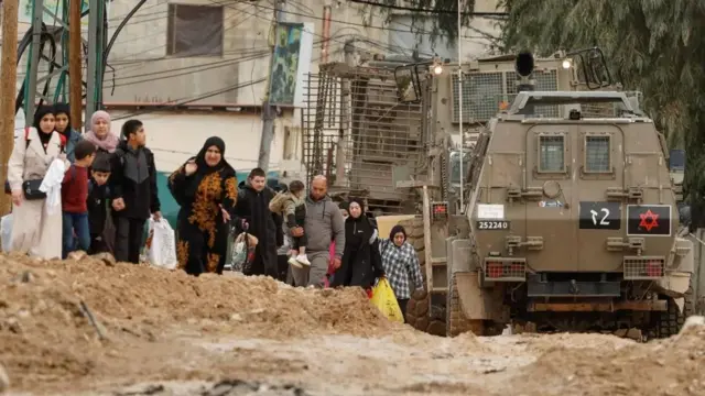 الضفة الغربية/ مركبة عسكرية إسرائيلية تصدم حافلة حجاج فلسطينيين