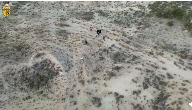 بالفيديو/لقطات وُثقّت بـ'الدرون': الداخلية تكشف فيديو الإطاحة بشبكة تهريب وترويج مواد مخدرة