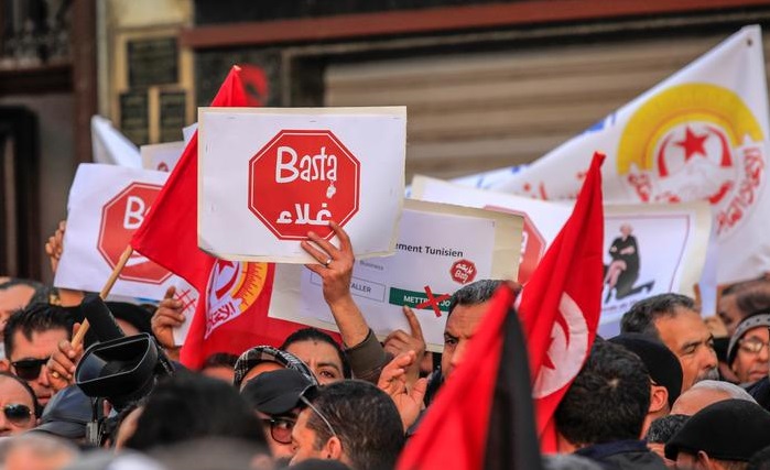 زيادات في الأسعار والضرائب والمحروقات واقتراض الرواتب من مدّخرات البريد ... تونس إلى أين تسير؟