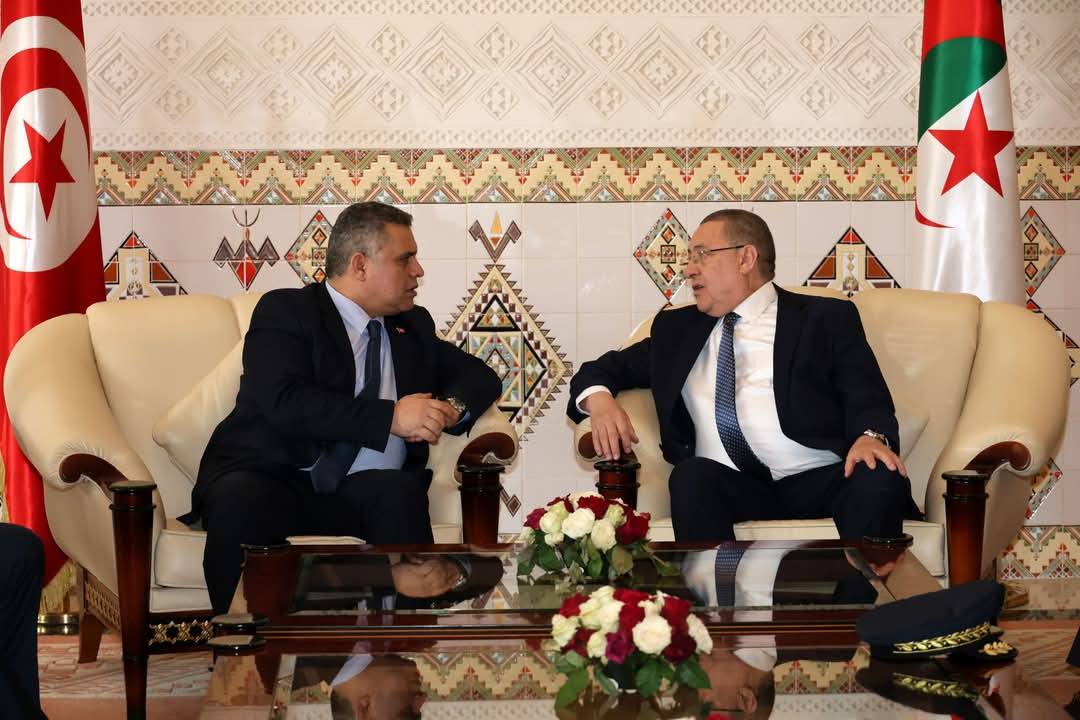 وزير الداخلية التونسي يحّل بالجزائر