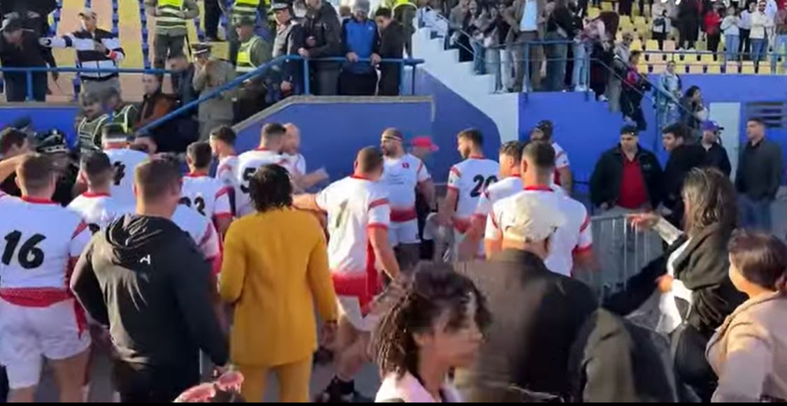 بالفيديو/ لاعبو المنتخب التونسي للرقبي يشتبكون مع الجماهير المغربية 