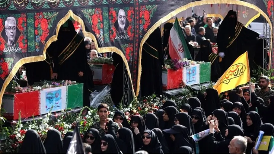 بالفيديو/ طهران تشيّع جثامين 60 من قادتها وعلمائها في جنازة شعبية