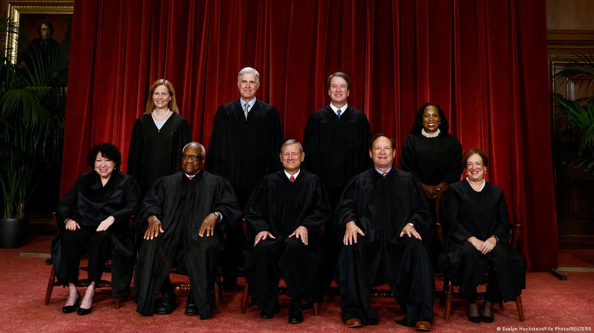 من هم الأعضاء التسعة للمحكمة العليا الأمريكية الذين ألغوا الإجراءات الجمركية المجحفة لترامب؟