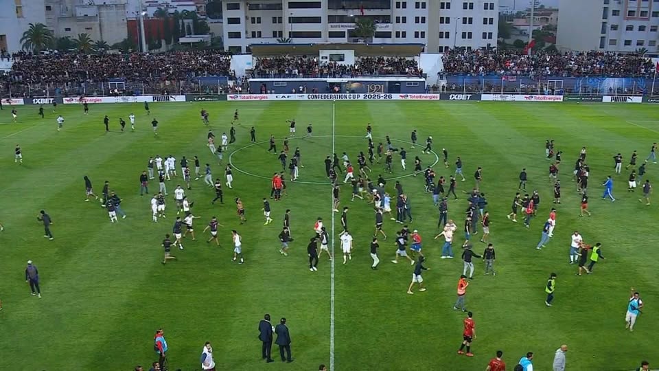 اقتحام عدد من الجماهير المغربية ارض الملعب في مقابلة اسفي ضدّ اتحاد العاصمة الجزائري