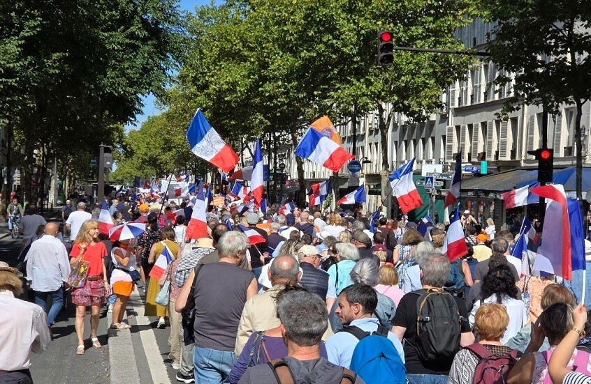 مظاهرة حاشدة في باريس تطالب باستقالة ماكرون وحكومته