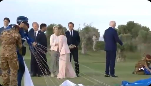 بالفيديو/موقف محرج وطريف للرئيس الامريكي في بداية قمة الدول السبع