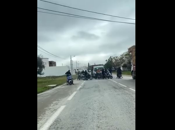 بالفيديو/  مواطنون يحاولون تنفيذ "براكاج" لشاحنة غاز