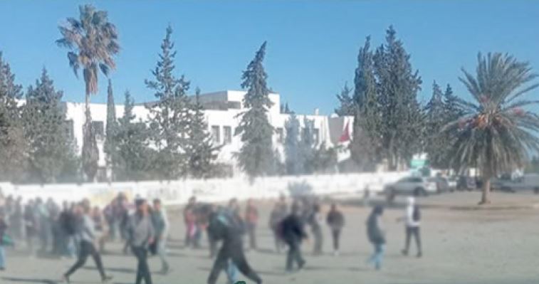 معركة بين تلاميذ اعدادية بالسكاكين و الهراوات و الامن يتدخّل