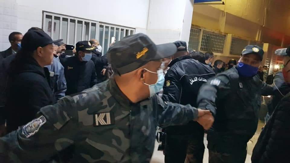 محتجون يرفعون شعار "ديقاج" في وجه المشيشي ويجبرونه على مغادرة المستشفى الجهوي بجندوبة