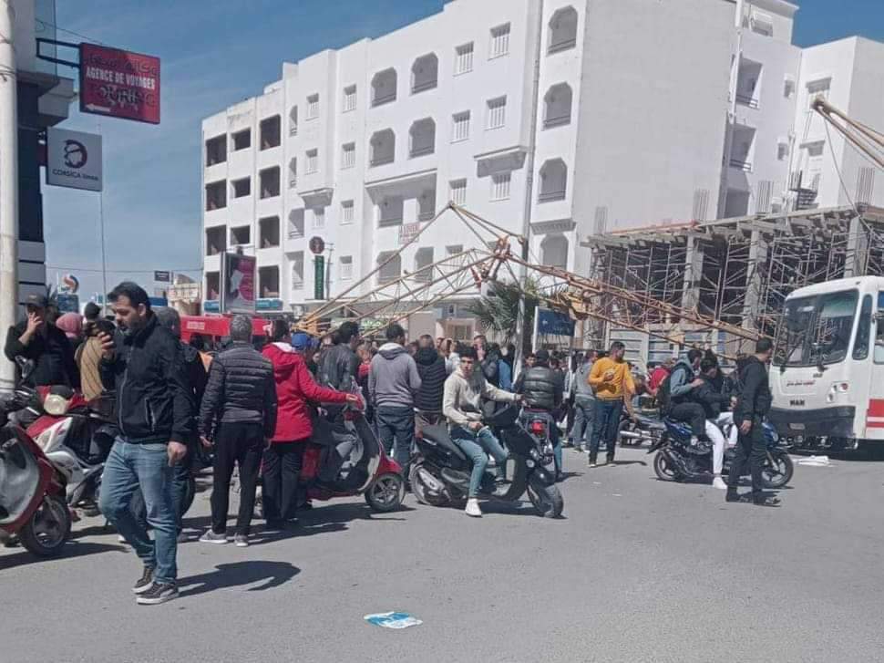 سقوط رافعة بناء ضخمة في الشارع