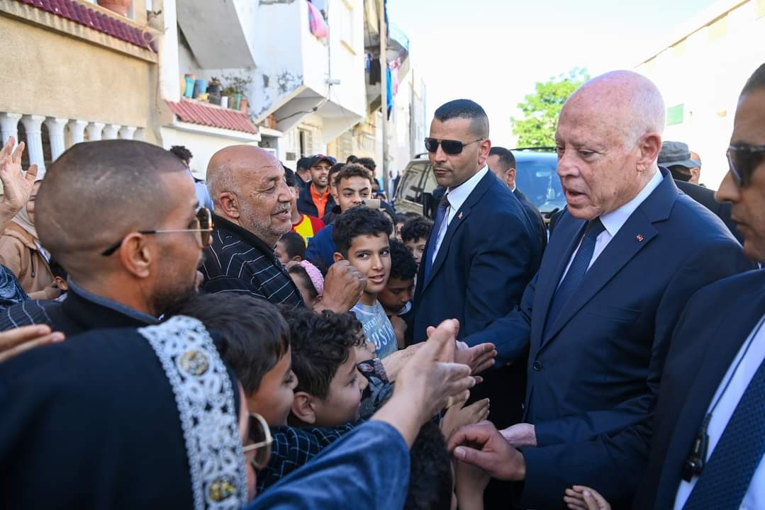 رئيس الجمهورية يعود ويكرم ضحايا الانفجار في ميناء رادس