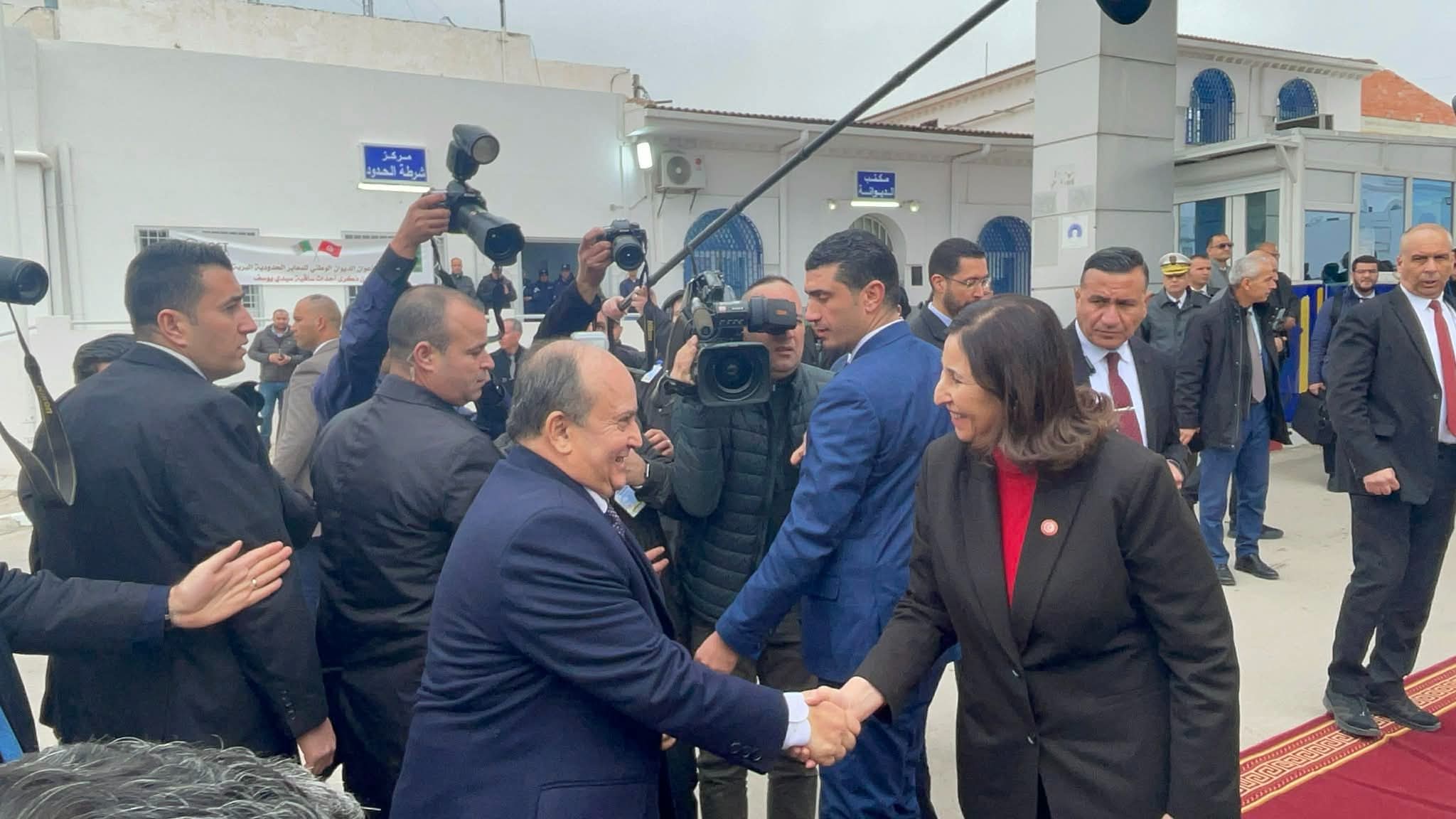 رئيسة الحكومة تلتقي نظيرهاالجزائري  بساقية سيدي يوسف