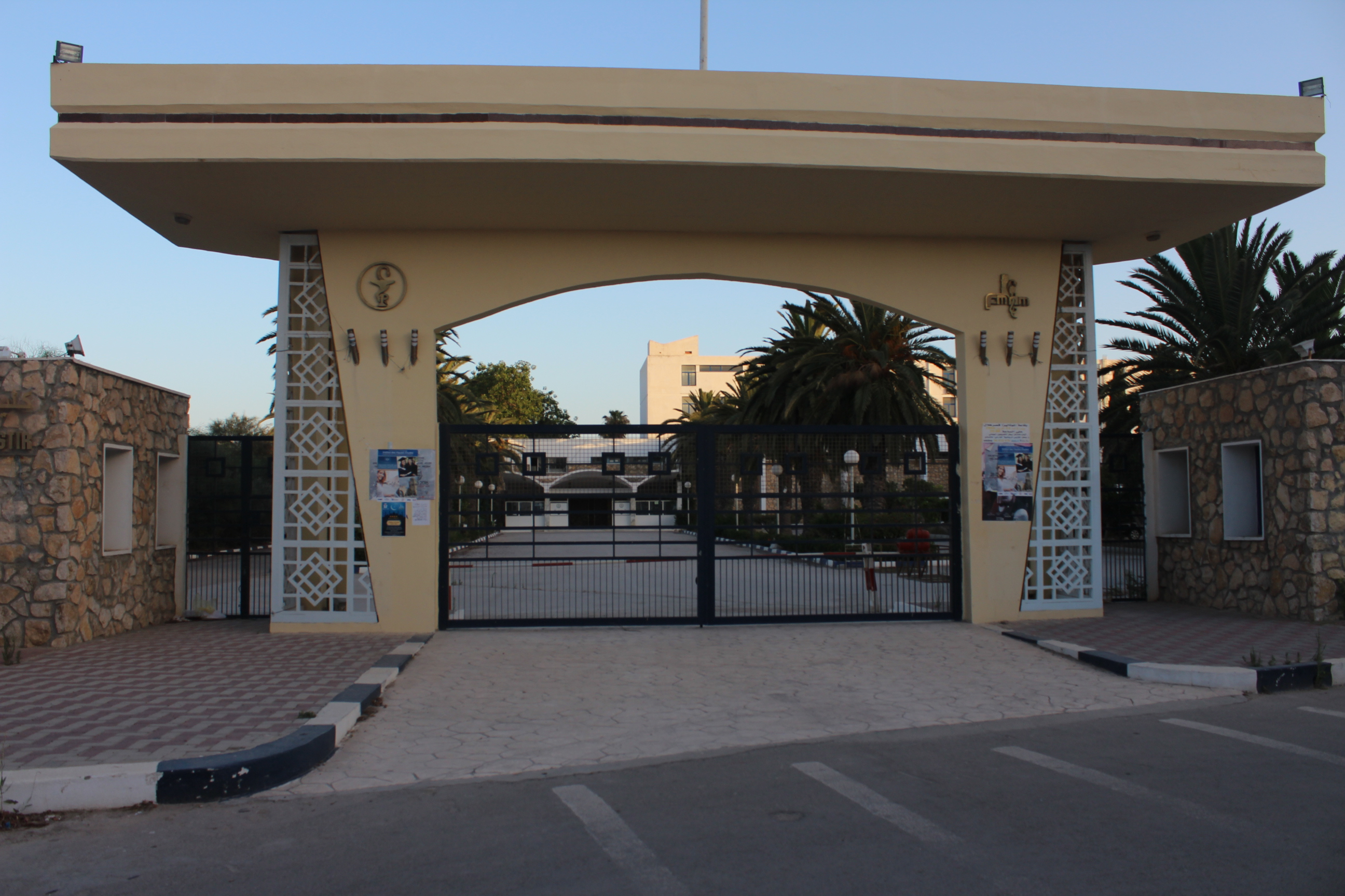 كلية طب الأسنان بالمنستير تشرع في تدريس أول دفعة بالإنجليزية