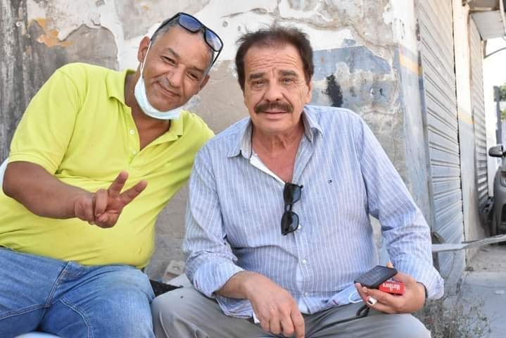 صورة خير من 1000 مقال : الممثل محمد العوني يرفع شعار النصر في جنازة المرحوم حمادي غوّار ؟؟؟