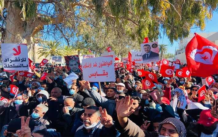 معارضو الرئيس سعيد يحتجون أمام المحكمة الابتدائية بقابس