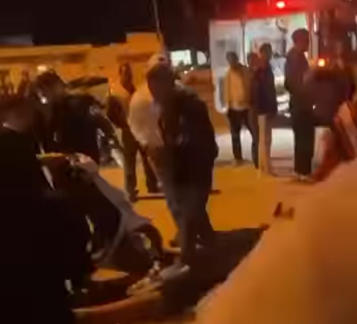 سائق يفقد السيطرة على سيارته ويدهس مجموعة من المارة