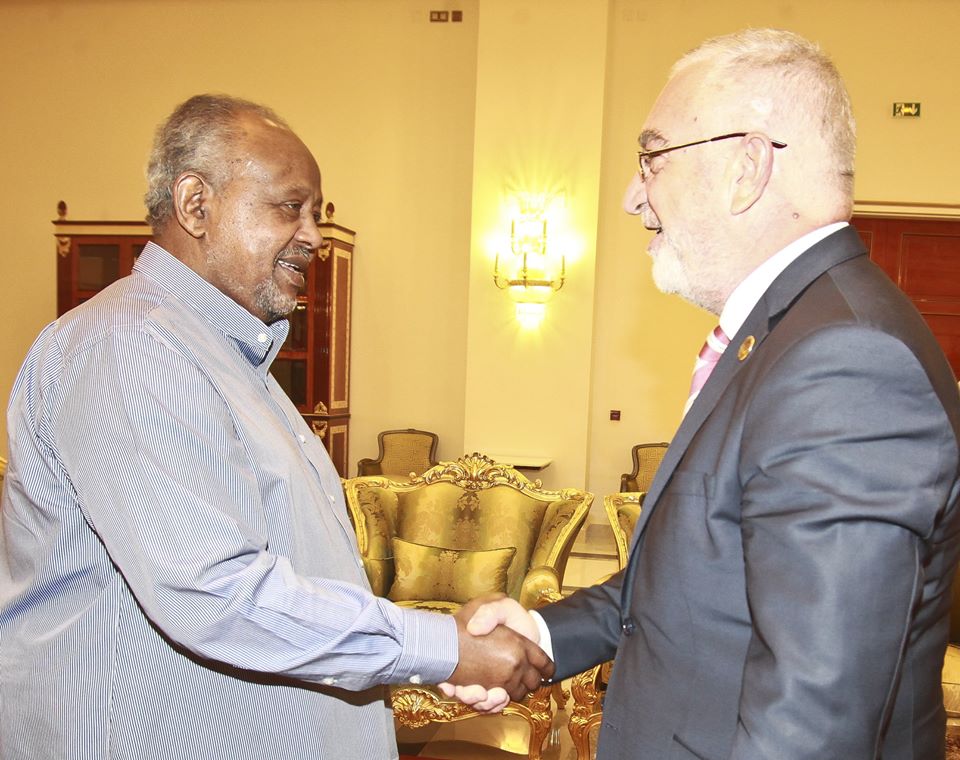Ismail Omar Geulleh recevant Hatem Denguzli.jpg