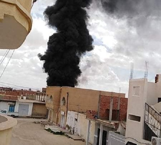 " لالة " ( قفصة ) : حريق بسيارة محملة بالنزين المهرّب  داخل منزل 