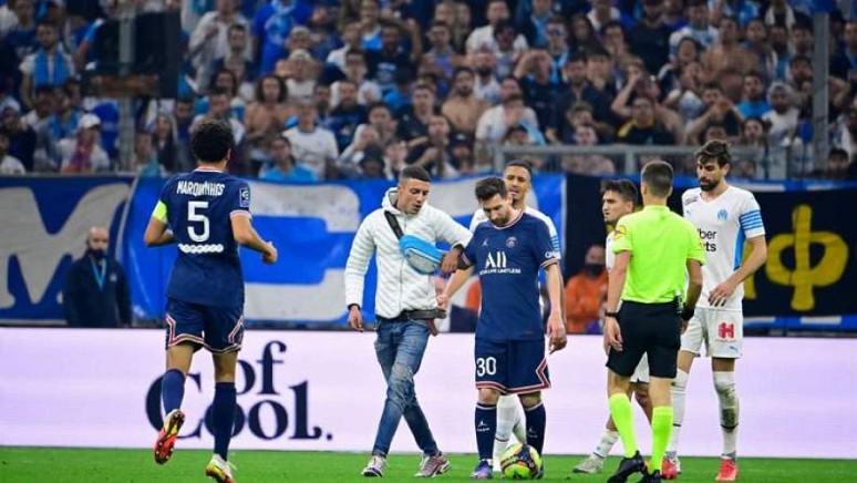 اقتحم الميدان ومنع ميسي من تسجيل هدف : هذا ما قاله المهاجر الجزائري الذي أوقف ميسي بعد إطلاق سراحه