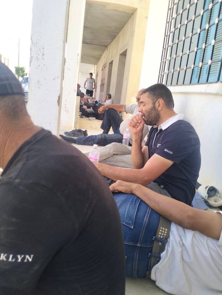عمال بالمجمع الكيميائي الثاني بالمظيلة يسيرون مشيا الى العاصمة