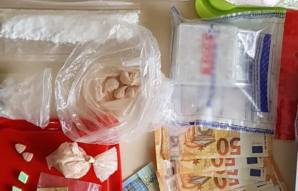 على الحدود التونسية الجزائرية : إحباط تهريب عملة صعبة و" صواريخ '' و" زطلة " إلى تونس