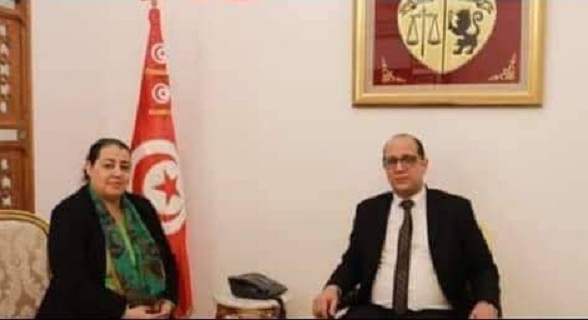 بأي حقّ يناقش وزير الشؤون الاجتماعية " مشاكل الإعلام " مع صحافية لا تمثّل الإعلام ؟؟؟