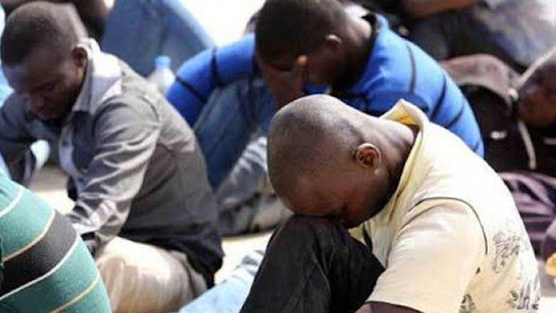 بالفيديو/ مجموعة من الأفارقة يقتحمون منزلا و يحاولون خطف رضيع: التفاصيل