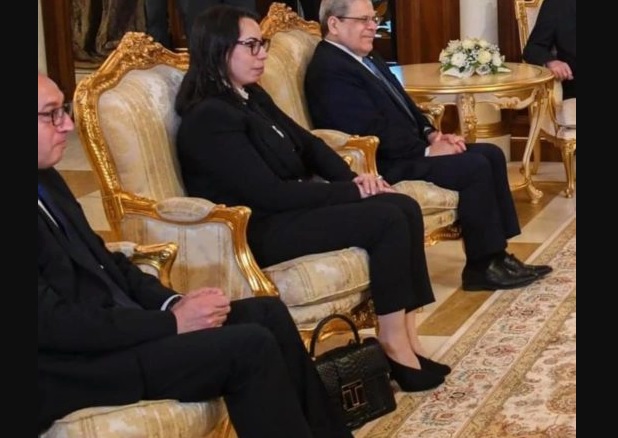 نادية عكاشة كانت تحمل حقيبة بالملايين خلال زيارة قيس سعيد إلى ليبيا