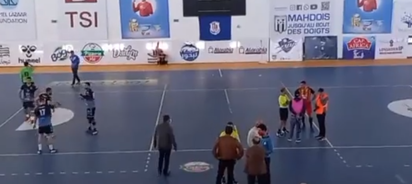 توقف مباراة مكارم المهدية  ضد الترجي بسبب انقطاع التيار الكهربائي !