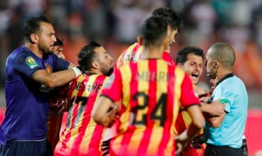 " بصق " وضرب وإلقاء سجائر وتوجيه شتائم للحكّام ... فيما يلي تقرير " الكاف " عن العقوبات ضد الترجي
