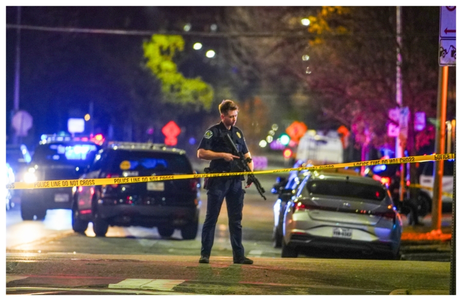 مسلح يرتدي قميصا يحمل علم إيران يقــ..تل شخصين ويصيب 14 في تكساس الامريكية