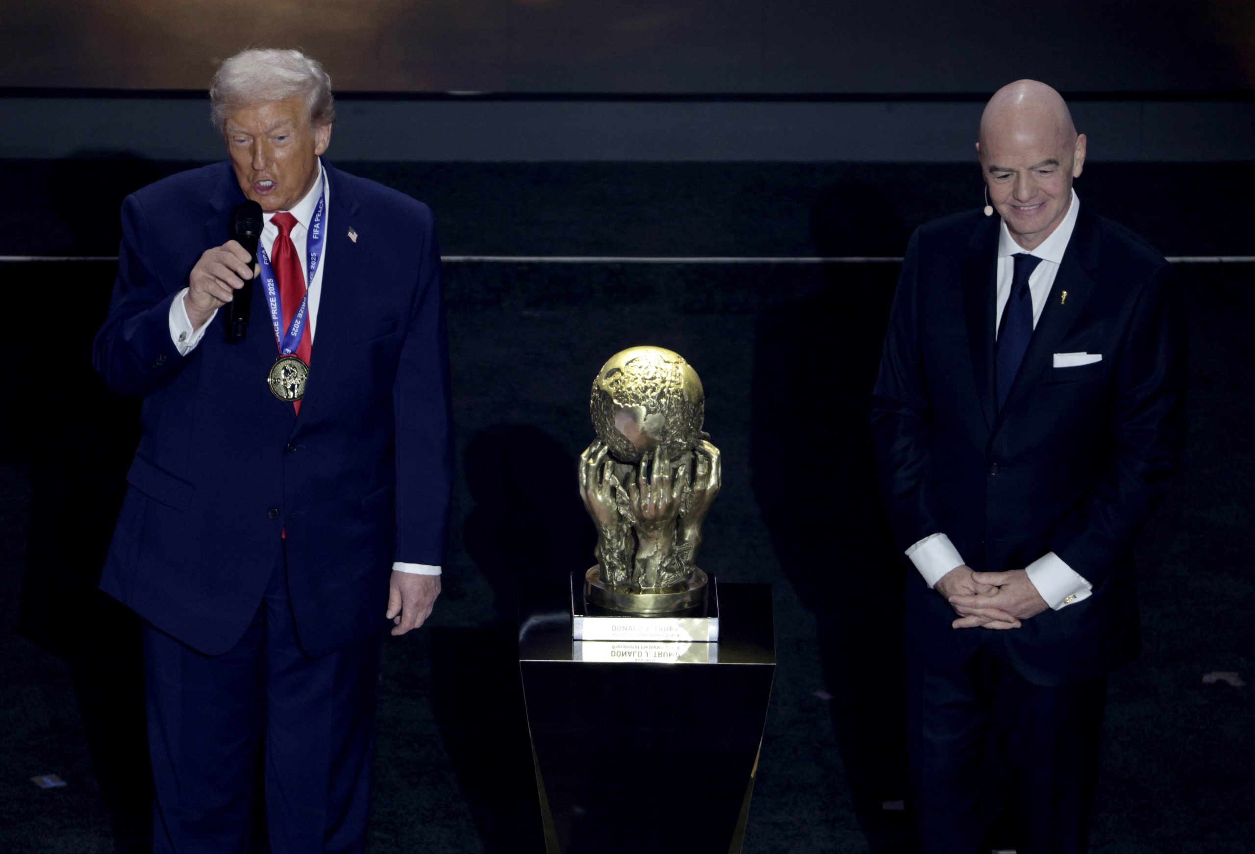 كررها اليوم حين تسلمه لجائزة الفيفا للسلام: هل أنهى فعلاً ترامب 8 حروب؟