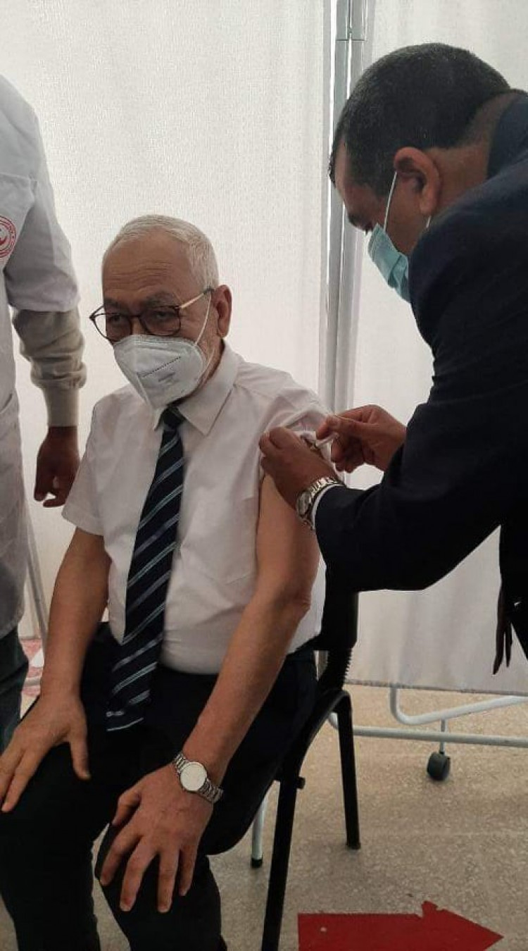 الغنوشي يتلقى الجرعة الأولى من لقاح كورونا
