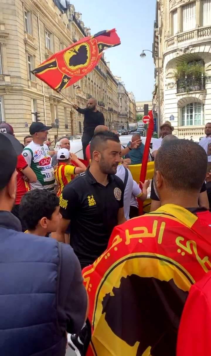 وقفة احتجاجية لجماهير الترجي الجرجيسي و هلال الشابة امام قنصلية تونس بباريس