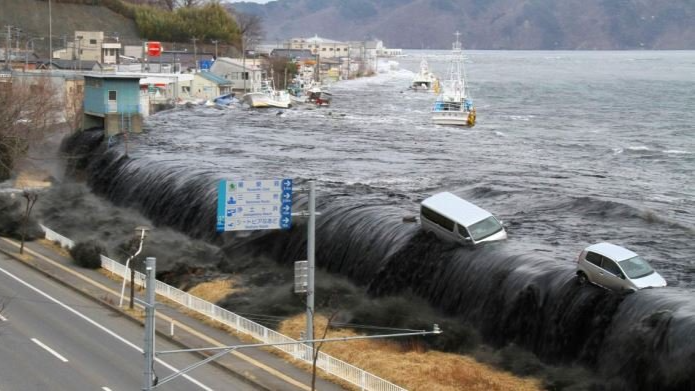 بعد الزلزال.. تسونامي يضرب اليابان