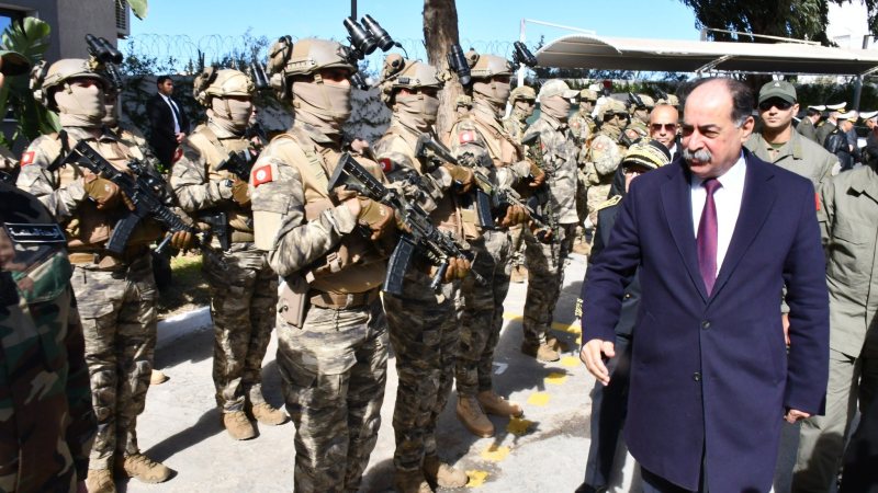 وزير الداخلية يكرم عددا من الضباط و الأعوان في إدارة مكافحة الارهاب 