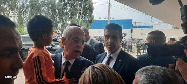 بالصور/رئيس الجمهورية يؤدي زيارة غير معلنة إلى ديوان الأراضي الدولية بالنفيضة