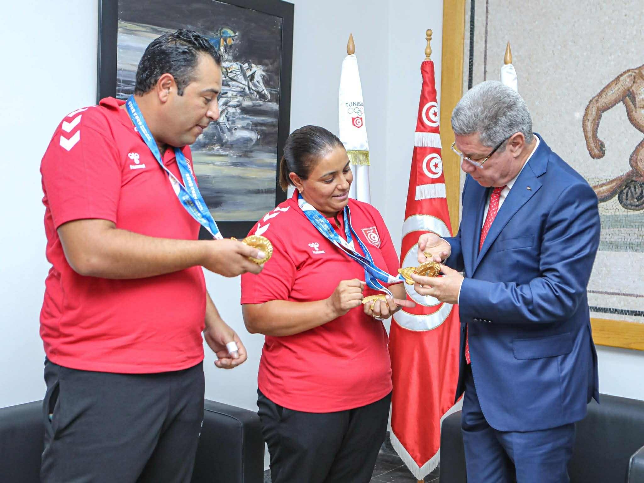 اللجنة الاولمبية تكرم أبطال العالم في الكرة الحديدية