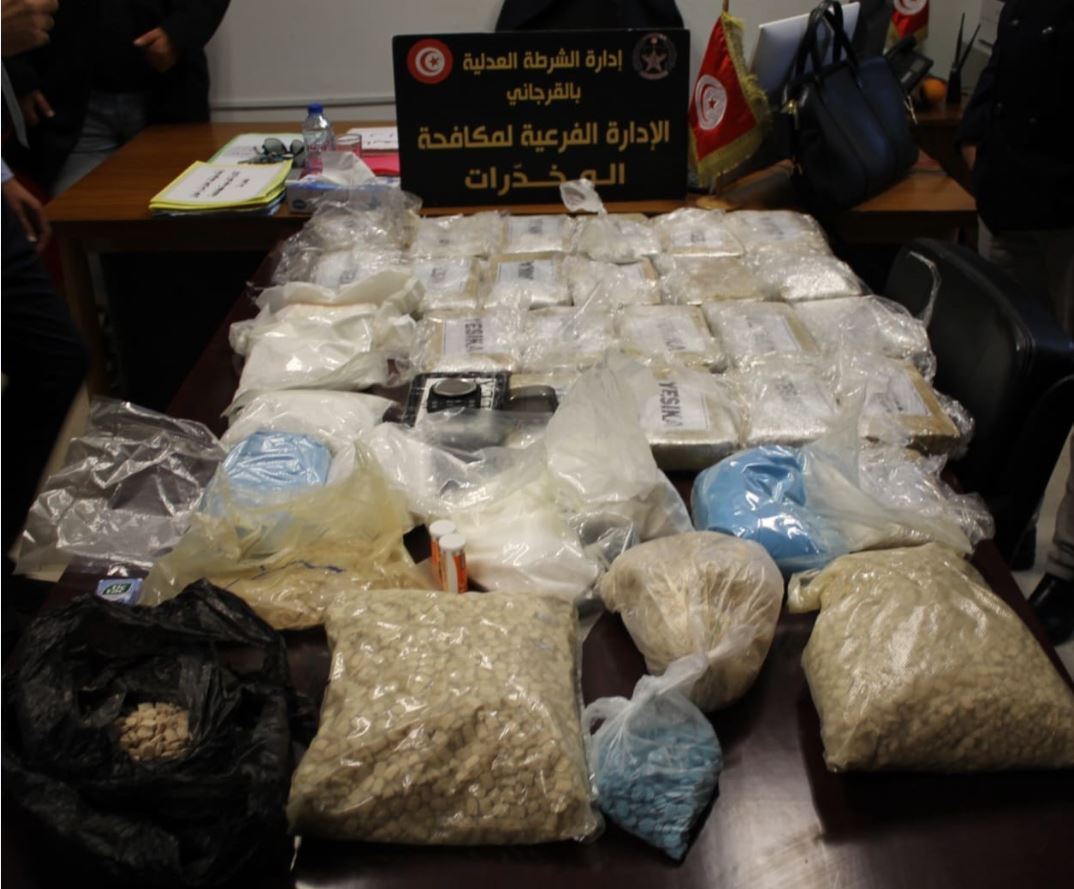 صورة/ تفكيك شبكة دوليّة للمخدرات تنشط بين تونس وهولندا.. حجز كمية كبيرة من الكوكايين وآلة لحساب الأموال