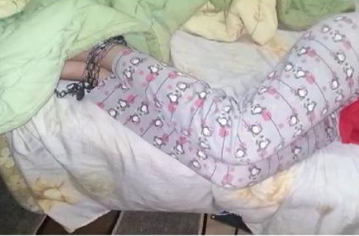 يربط ابنته بالسلاسل لأكثر من عام..