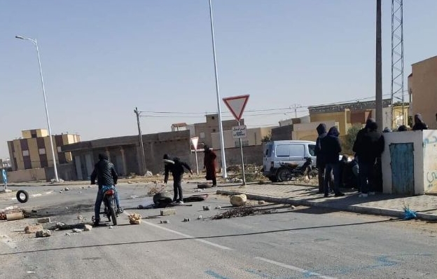 القيروان.. 4قرى تحتج على قطع الماء وأهلها يقطعون الطرقات