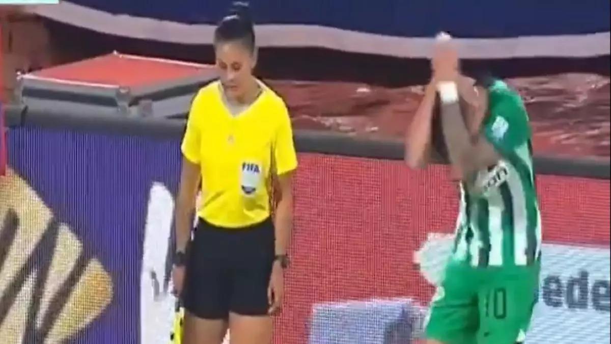 أصابوه بسكين .. تفاصيل إصابة لاعب في رأسه (فيديو)
