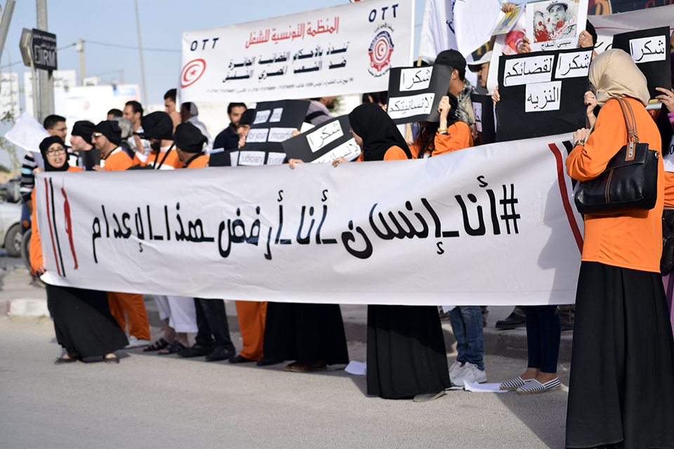 وقفة أمام السفارة المصرية بتونس  تندد بحكم الاعدام ضد مرسي وقيادات من الاخوان 