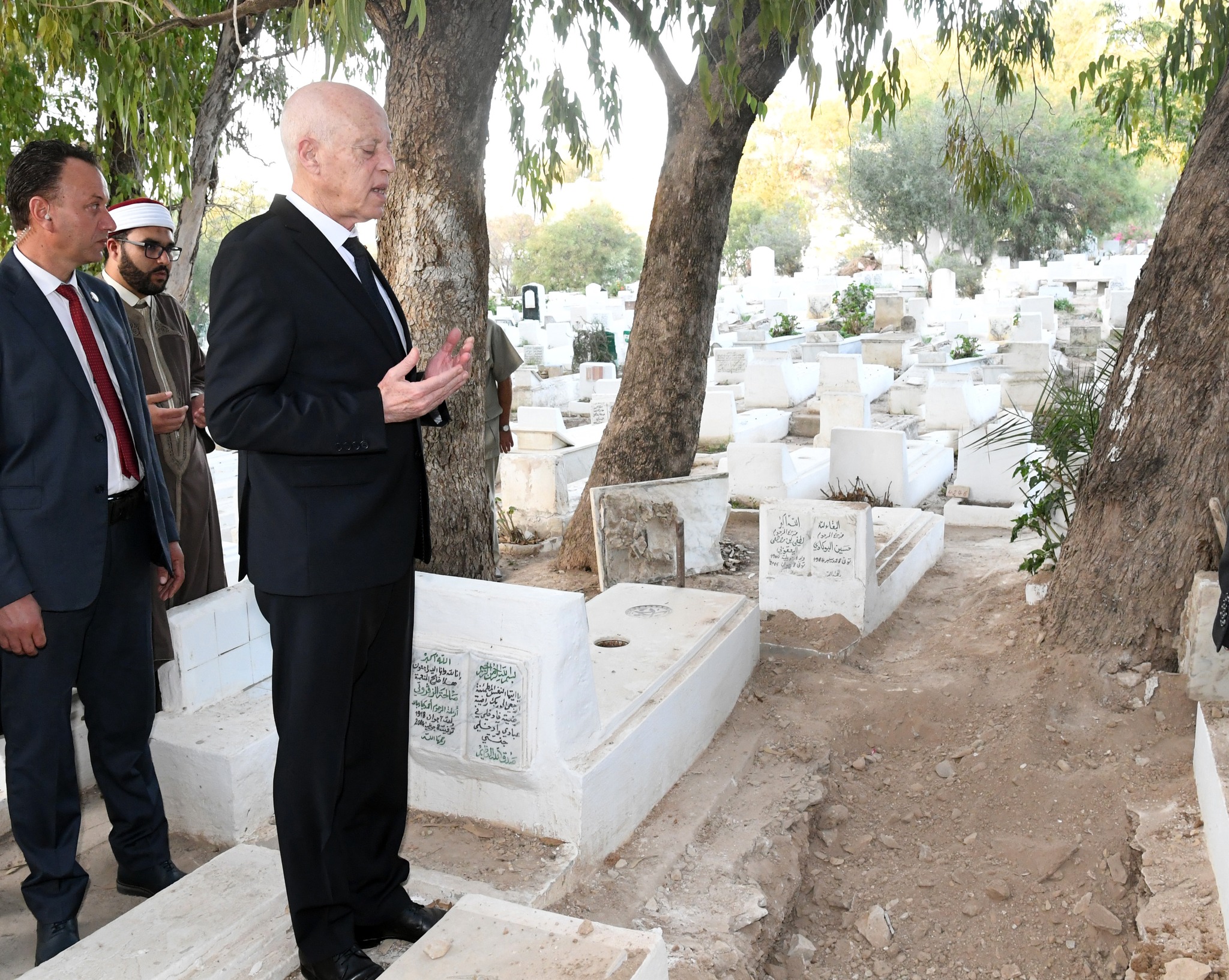 رئيس الدولة يؤدي واجب العزاء لعائلة المرحوم مفتي الجمهورية عثمان بطيخ